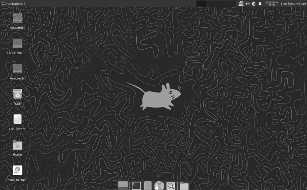 Default XFCE desktop with panel and menu on Fedora Linux 38