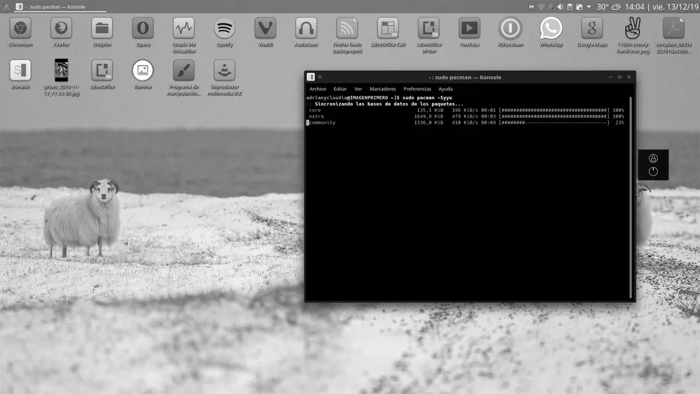 The pacman package manager running in an Arch Linux terminal