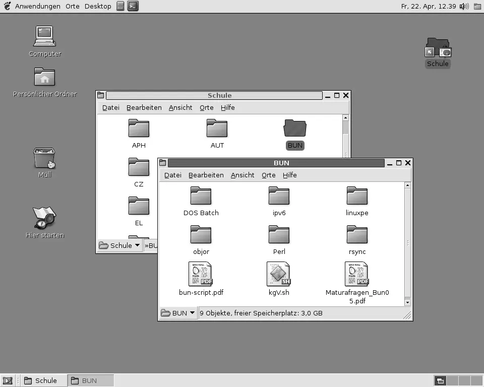Screenshot of the classic GNOME 2.10 desktop from 2005 with its two panels