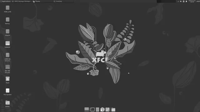 Void Linux Xfce desktop with the alternate wallpaper