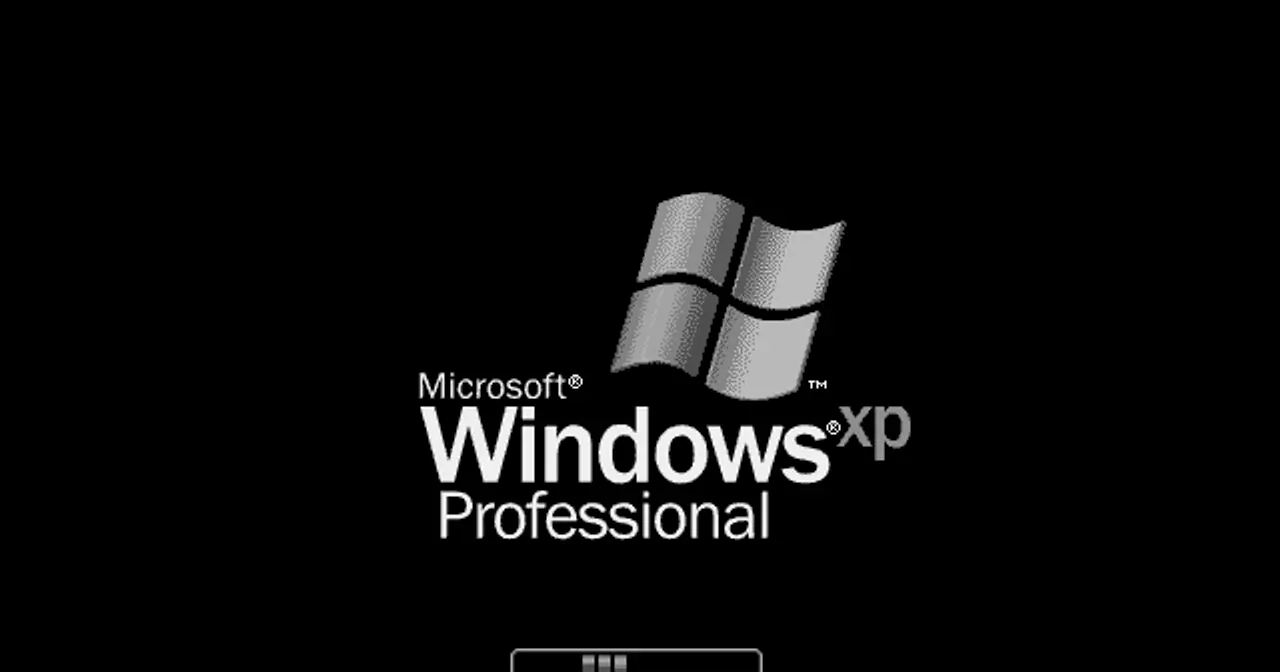 Windows XP Professional boot screen showing the logo and blue progress bar on a black background